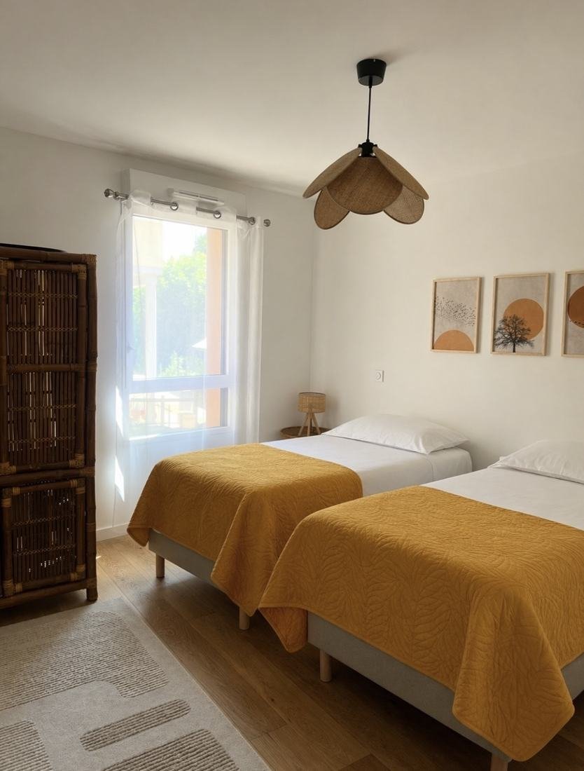 Deuxième chambre avec deux lits simples