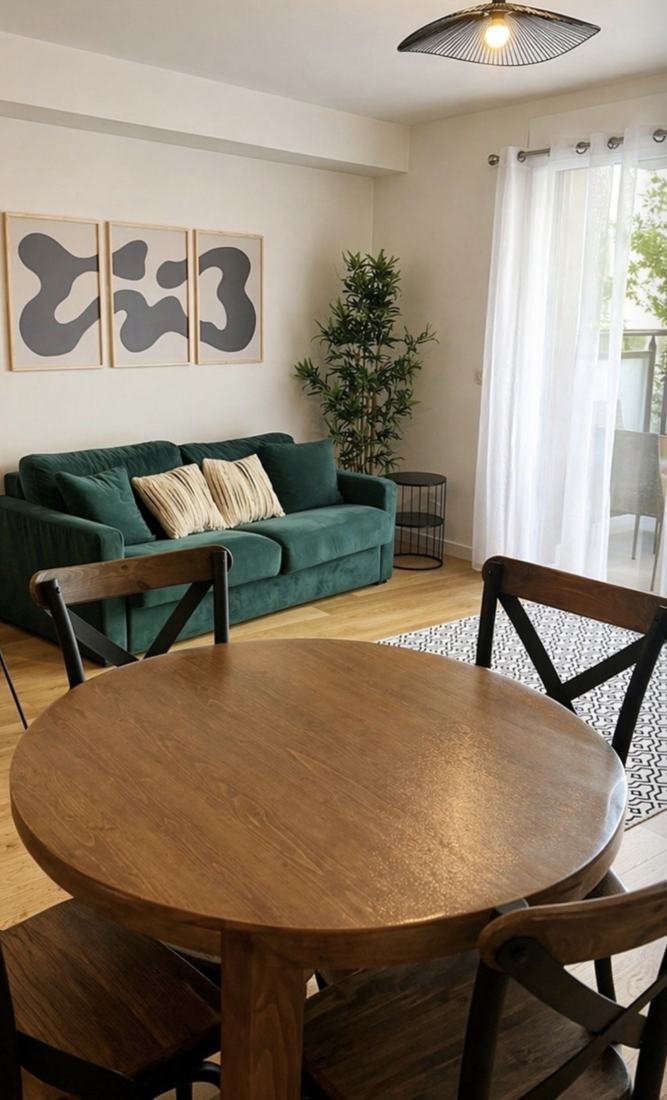 Espace repas ouvert sur le salon